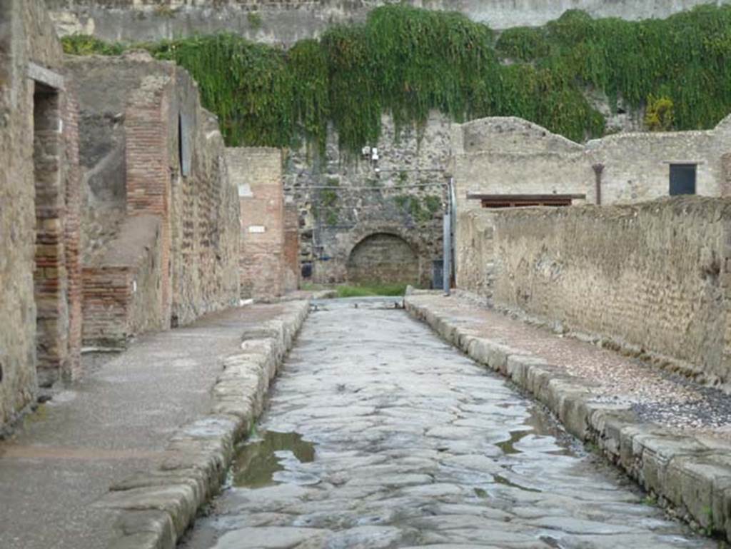Decumanus Inferiore, Herculaneum, September 2015. Looking west from junction with Cardo IV Inferiore. On the left is III.9, and on the right is VI.4/5, south wall of the Baths.